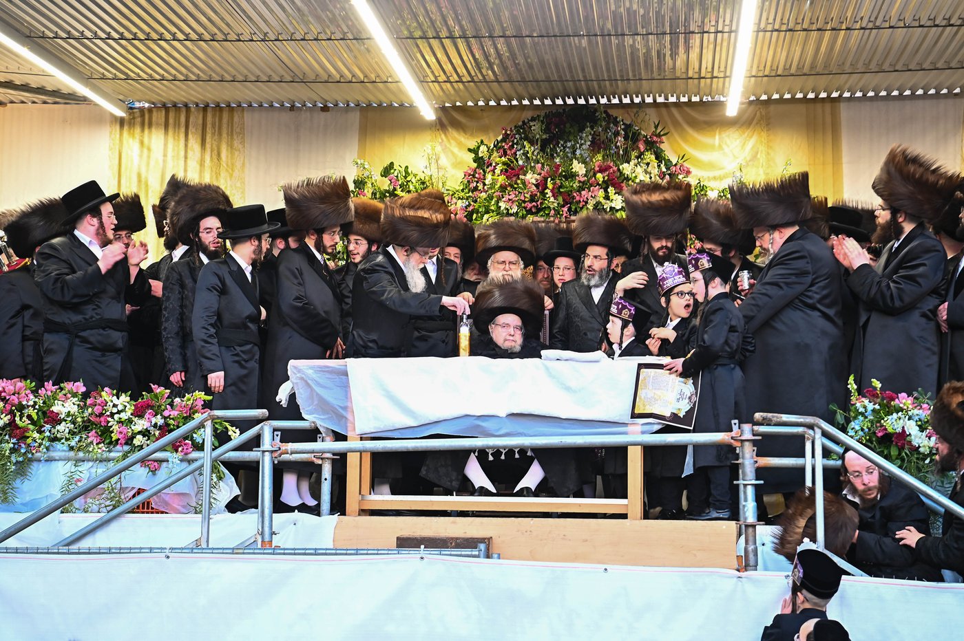הכנסת ספר תורה לזכותו של האדמו"ר מבעלזא