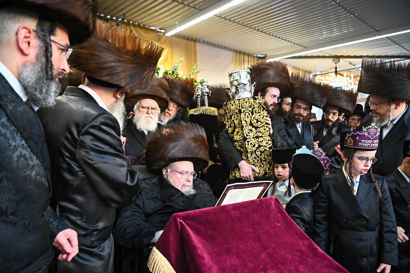 הכנסת ספר תורה לזכותו של האדמו"ר מבעלזא