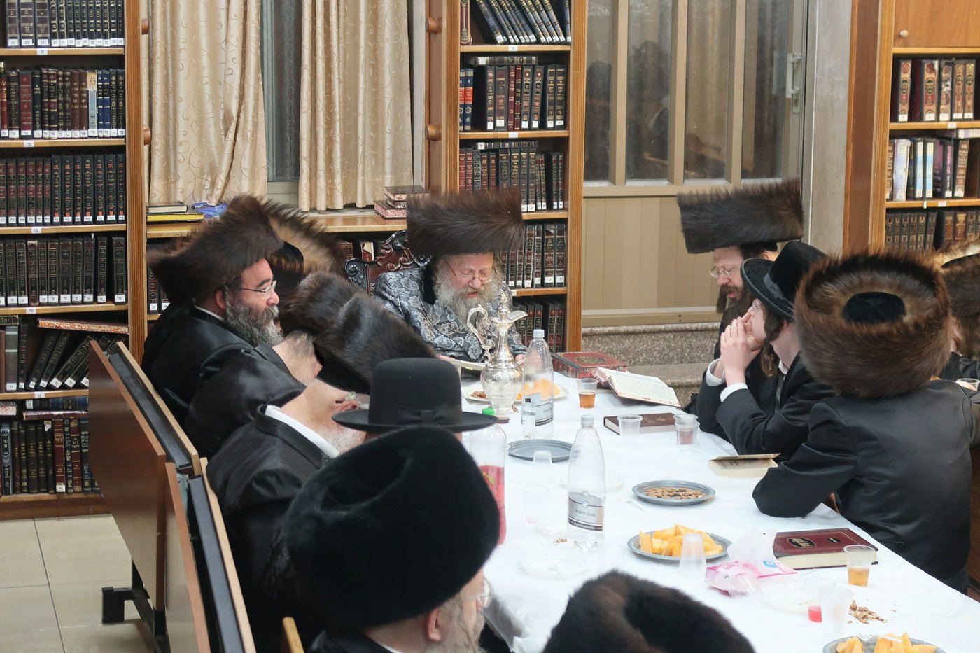 נעילת החג שבועות בחצה"ק נדבורנה באניא