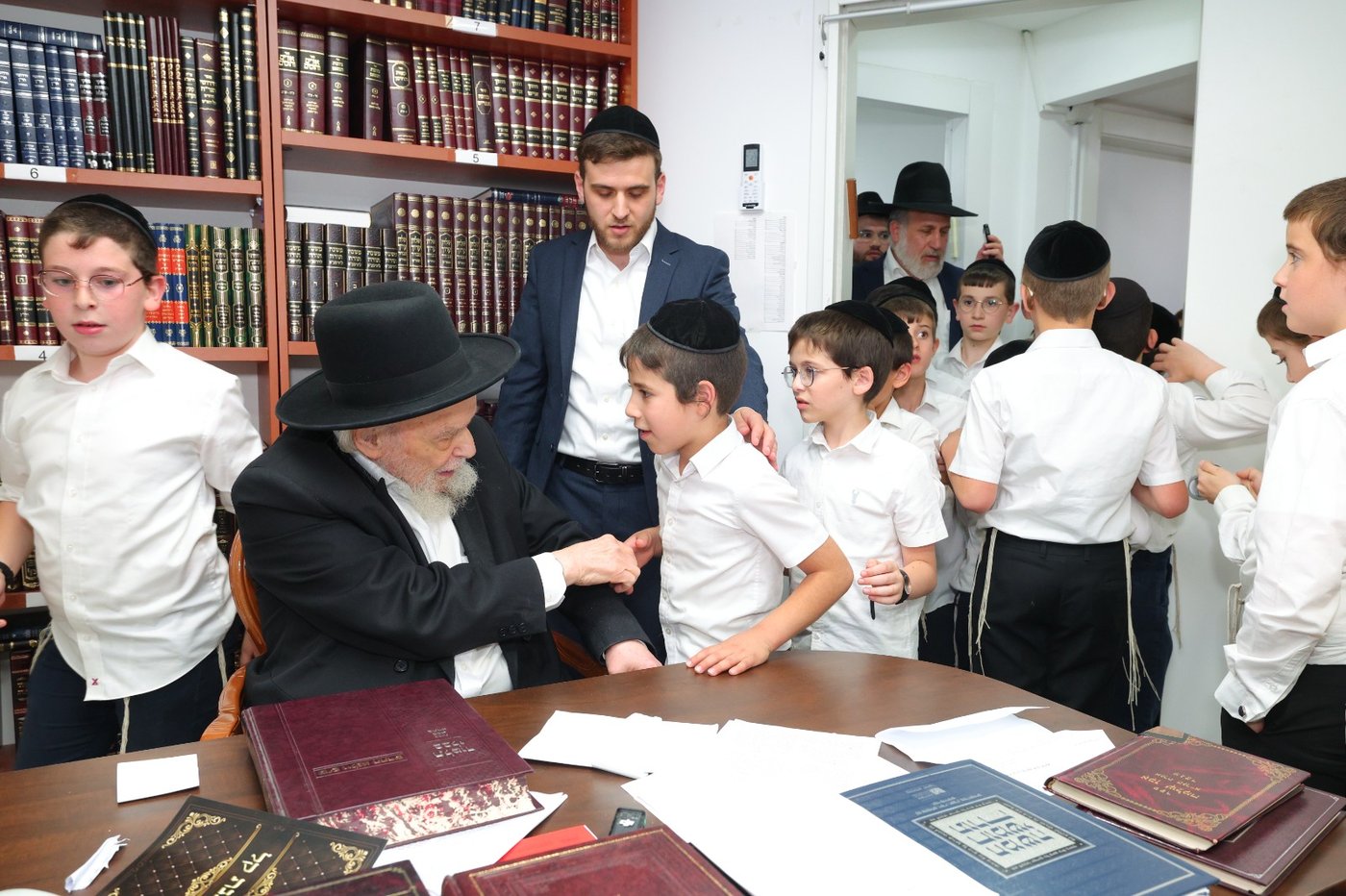 ילדי “נערינו” ביקרו בבתי גדולי ישראל והתברכו