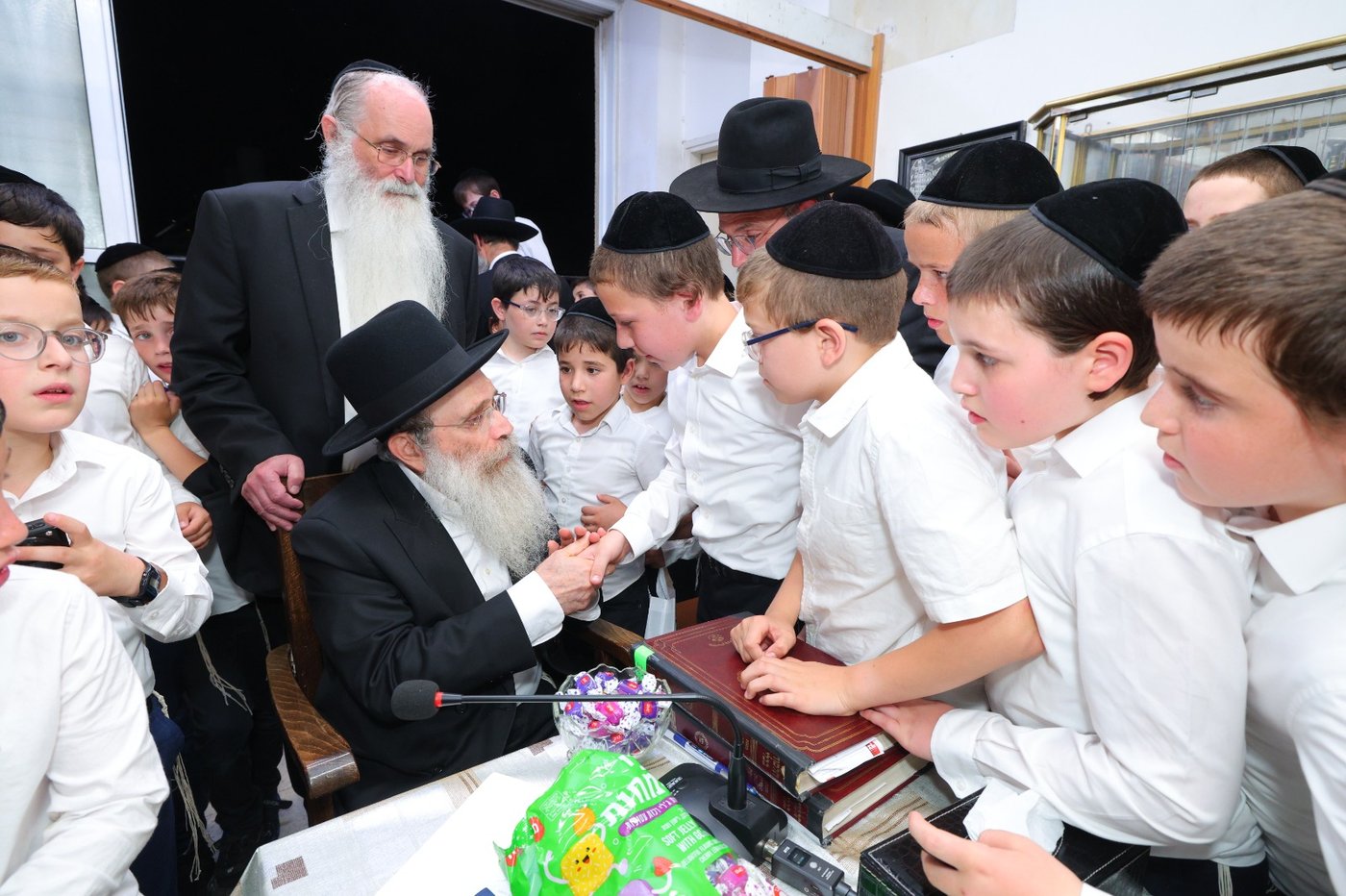 ילדי “נערינו” ביקרו בבתי גדולי ישראל והתברכו