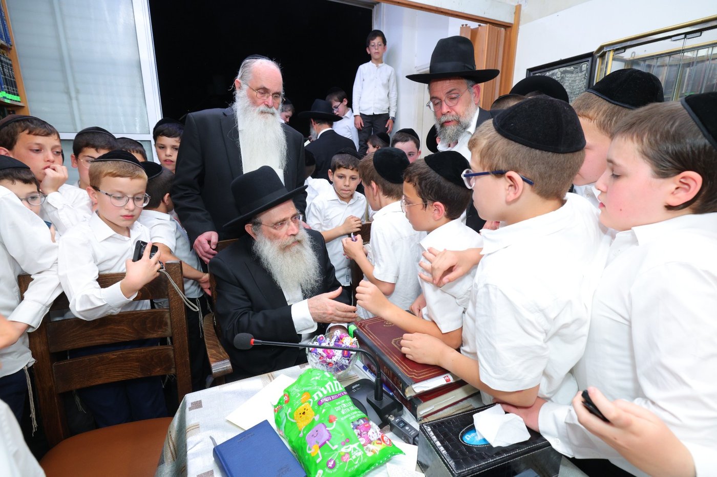 ילדי “נערינו” ביקרו בבתי גדולי ישראל והתברכו