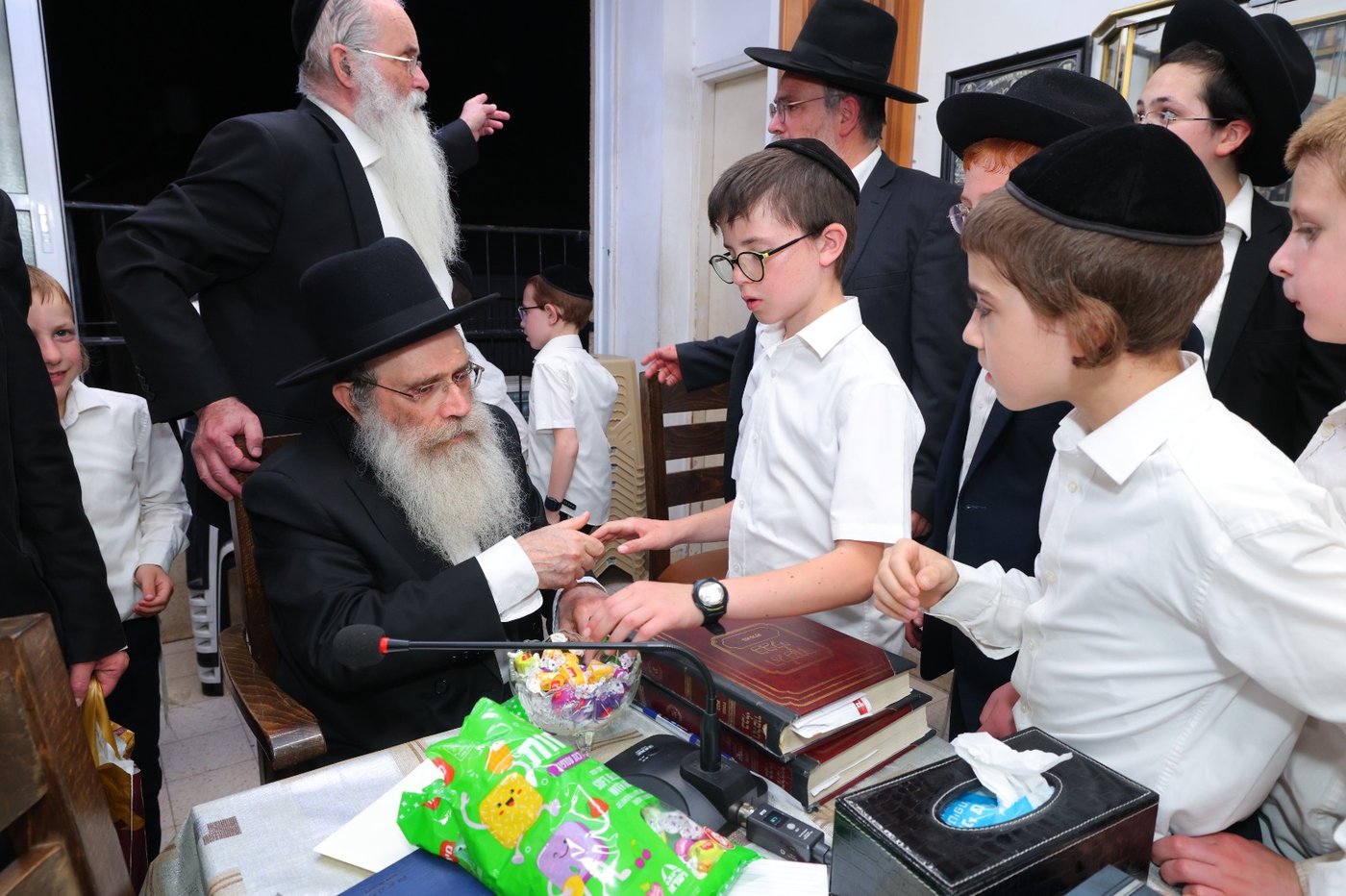 ילדי “נערינו” ביקרו בבתי גדולי ישראל והתברכו