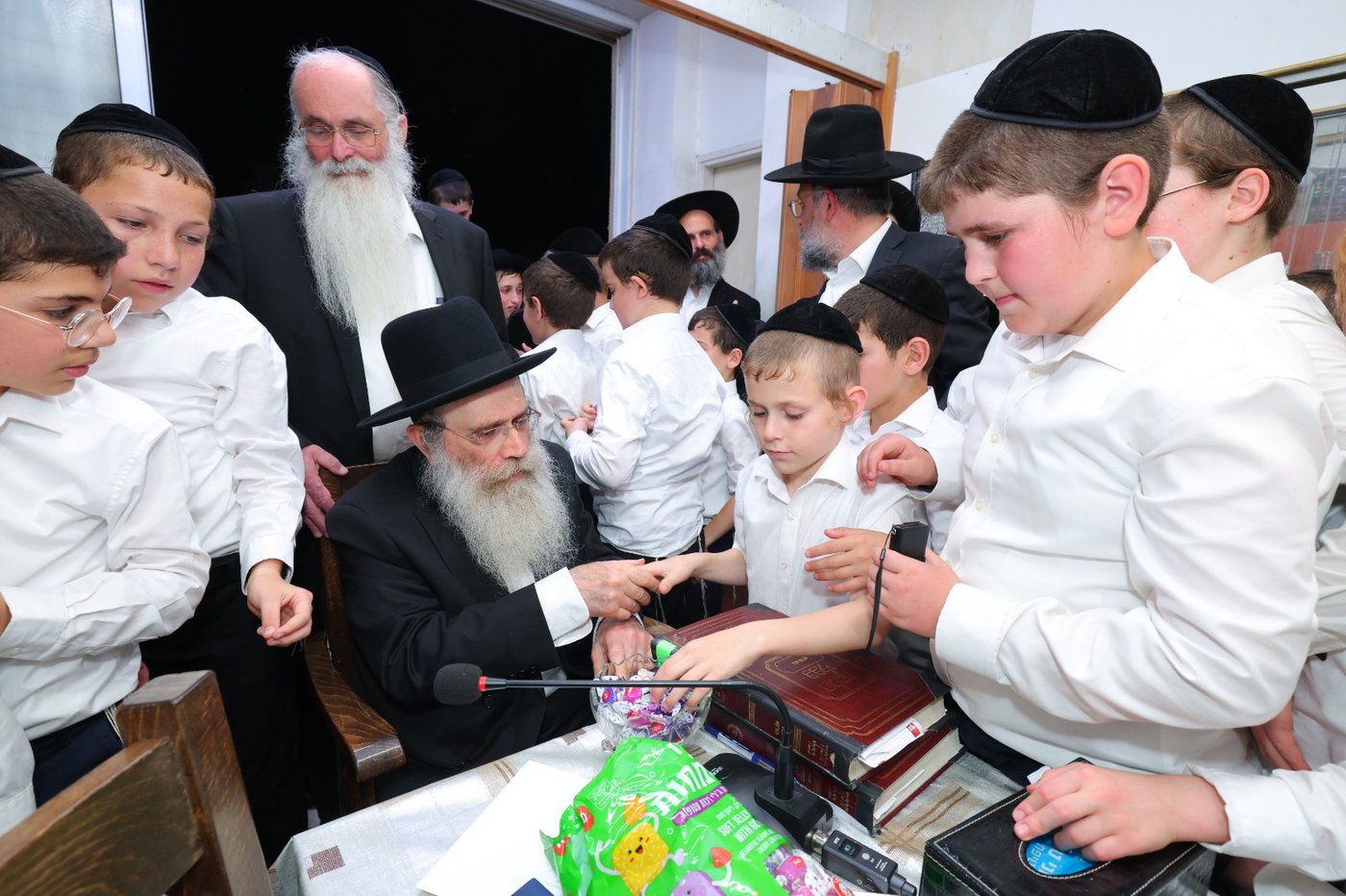 ילדי “נערינו” ביקרו בבתי גדולי ישראל והתברכו