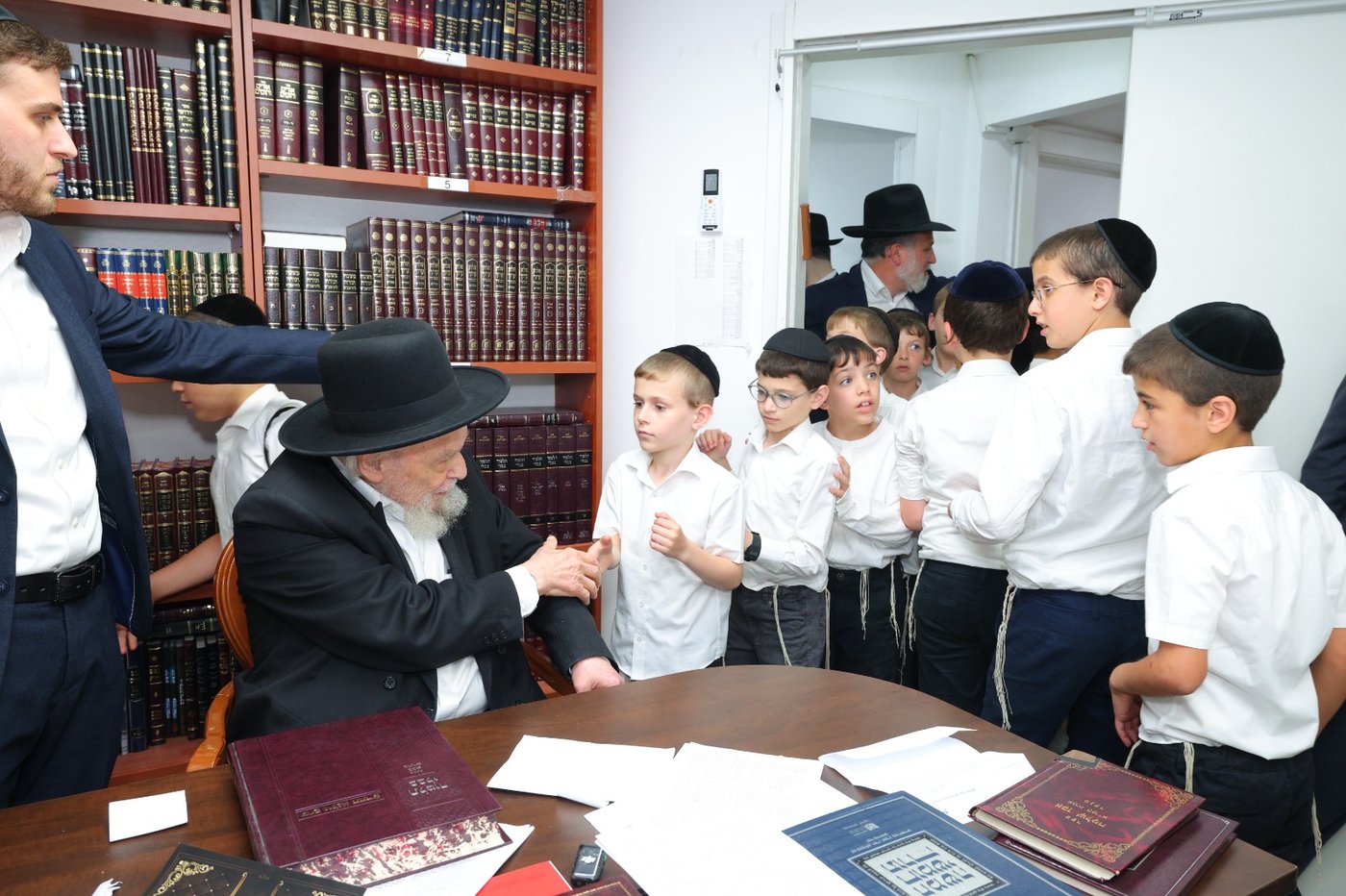 ילדי “נערינו” ביקרו בבתי גדולי ישראל והתברכו