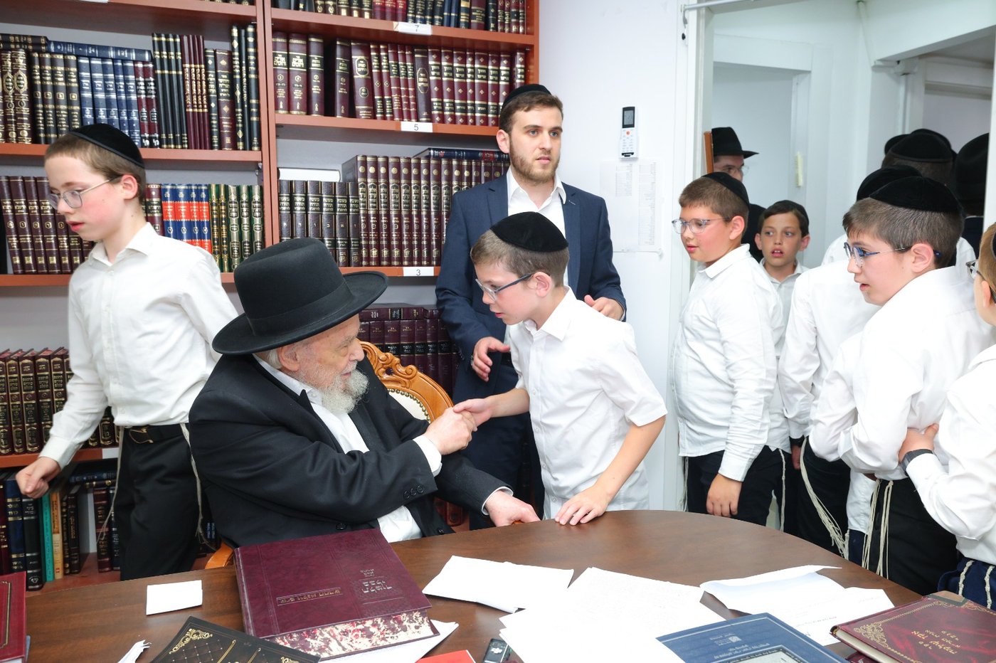 ילדי “נערינו” ביקרו בבתי גדולי ישראל והתברכו