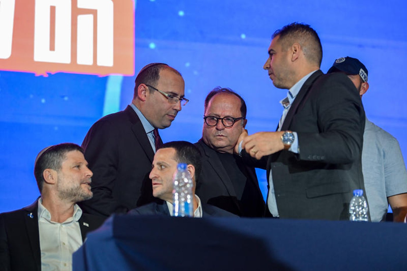 "גלי לא תחליט!" שאגו ההמונים: הפגנת הימין מחוץ לבית המשפט העליון