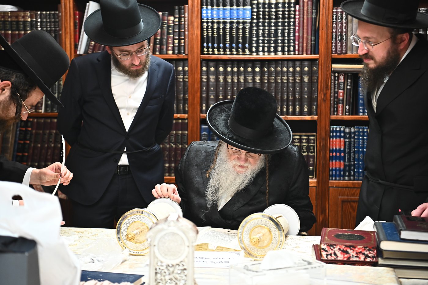 האדמו"ר ממודז'יץ בכתיבת אות