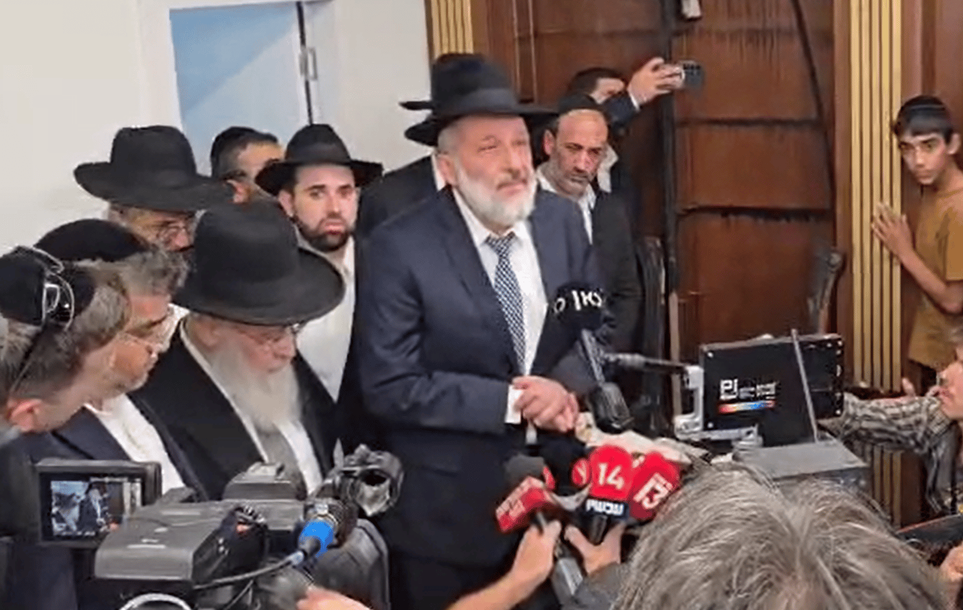 הראש"ל ודרעי בבית הכנסת, היום 