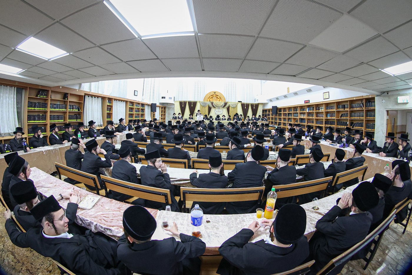 חלוקת פרסים בישיבת ויז'ניץ אשדוד