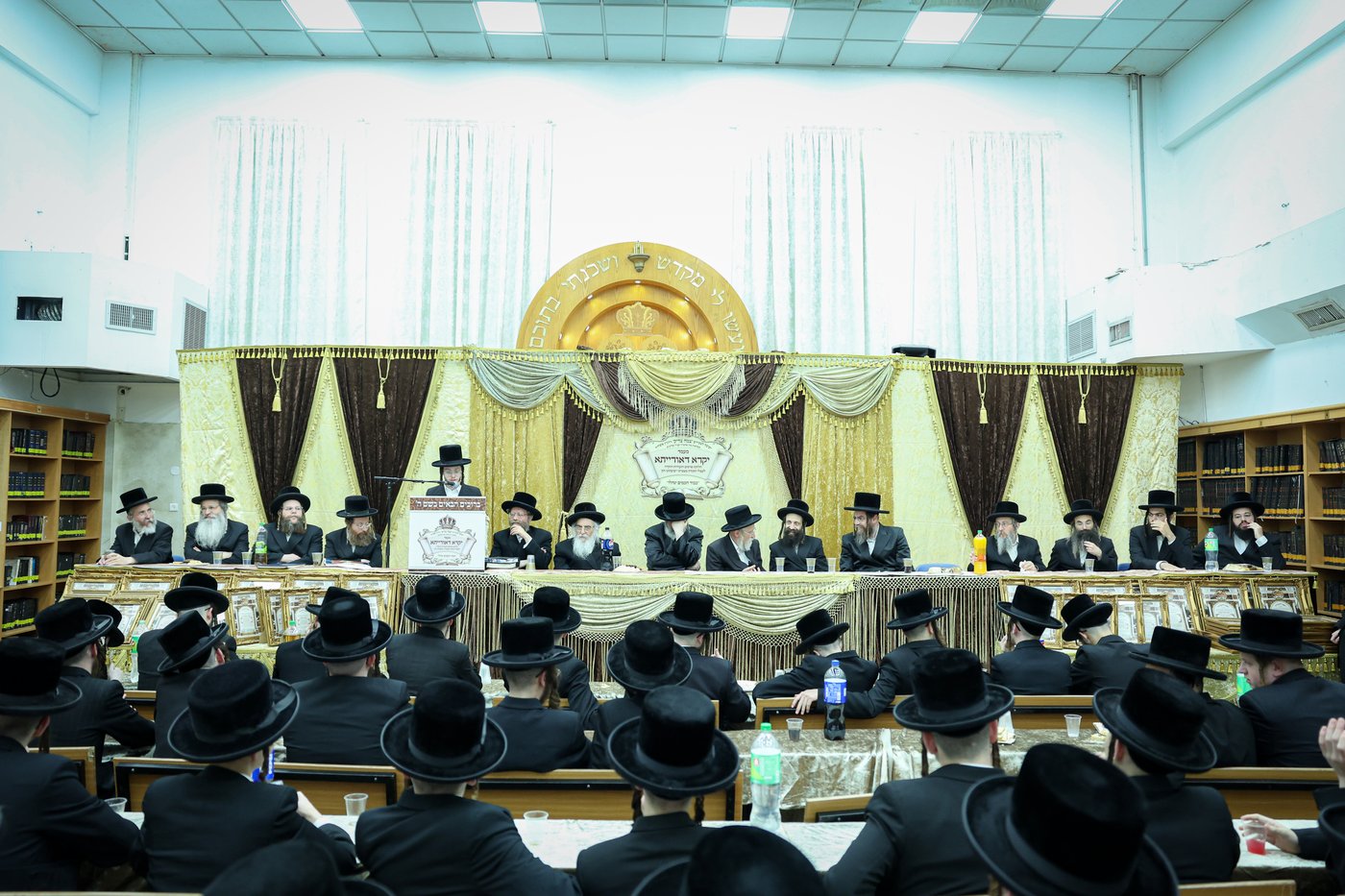 חלוקת פרסים בישיבת ויז'ניץ אשדוד