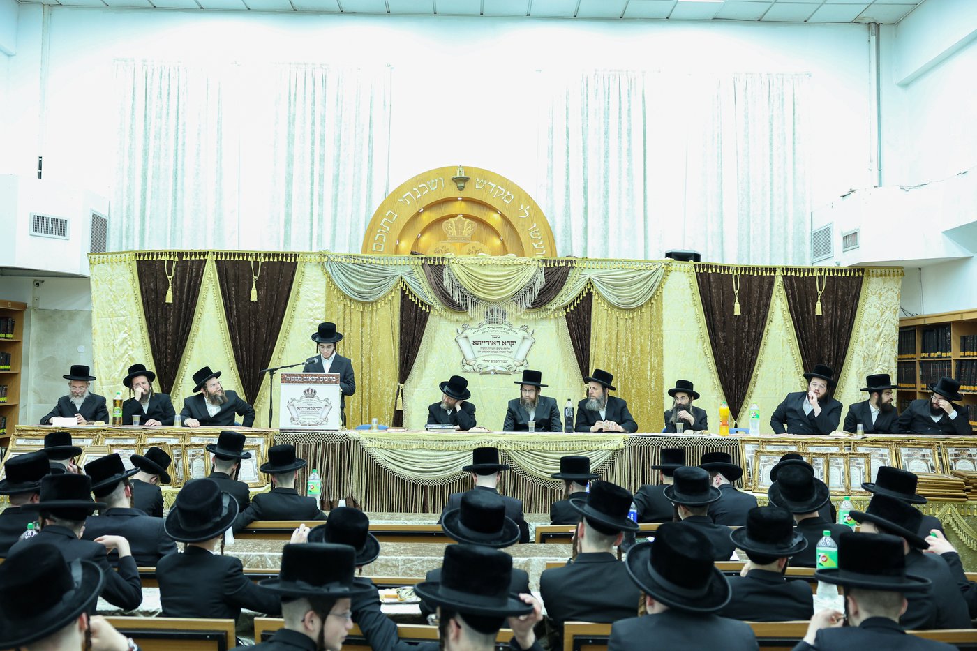 חלוקת פרסים בישיבת ויז'ניץ אשדוד