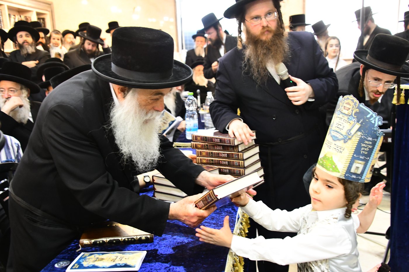 הרה"ג ר' שמואל ברגר רב בית המדרש טולנא, בחלוקת החומשים