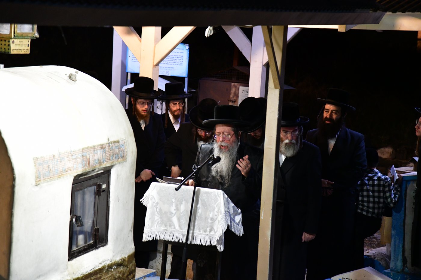 האדמו"ר משבט הלוי עם נדיבים בטבריה