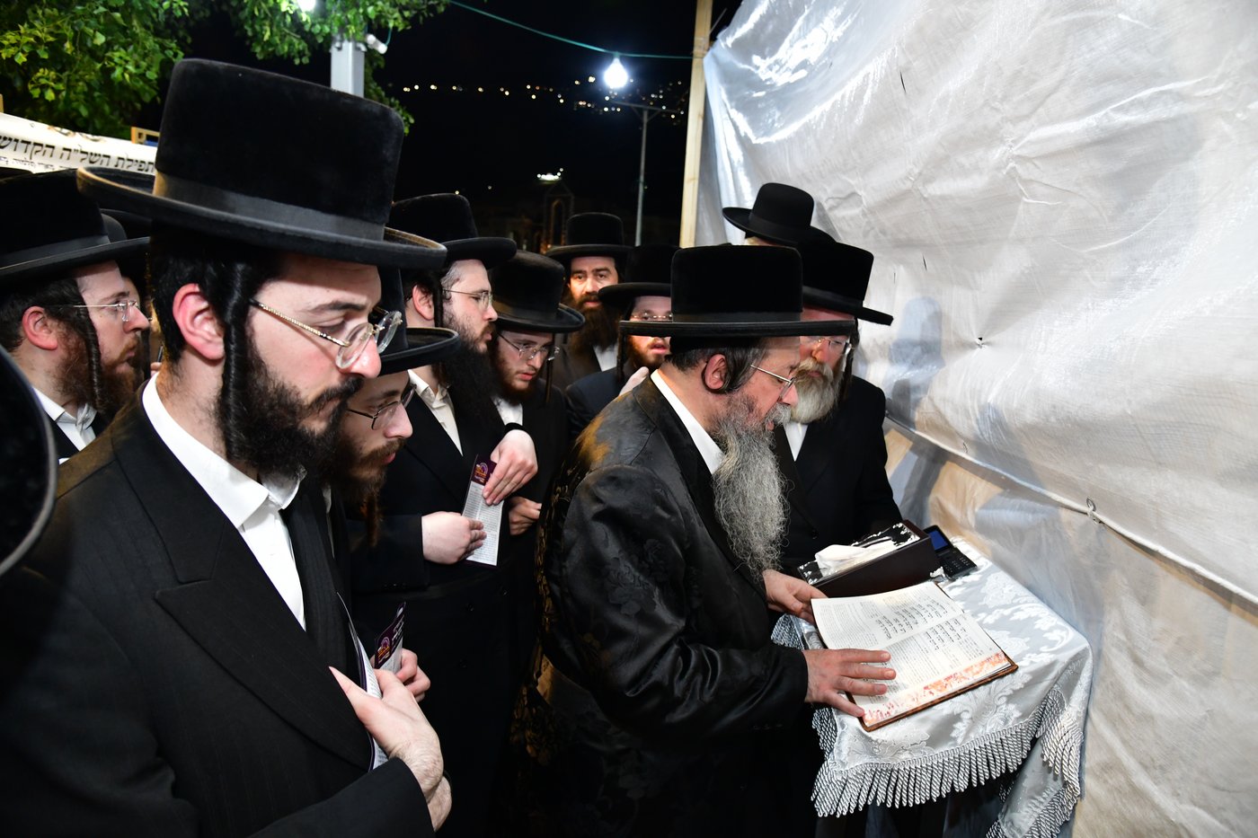 האדמו"ר משבט הלוי עם נדיבים בטבריה