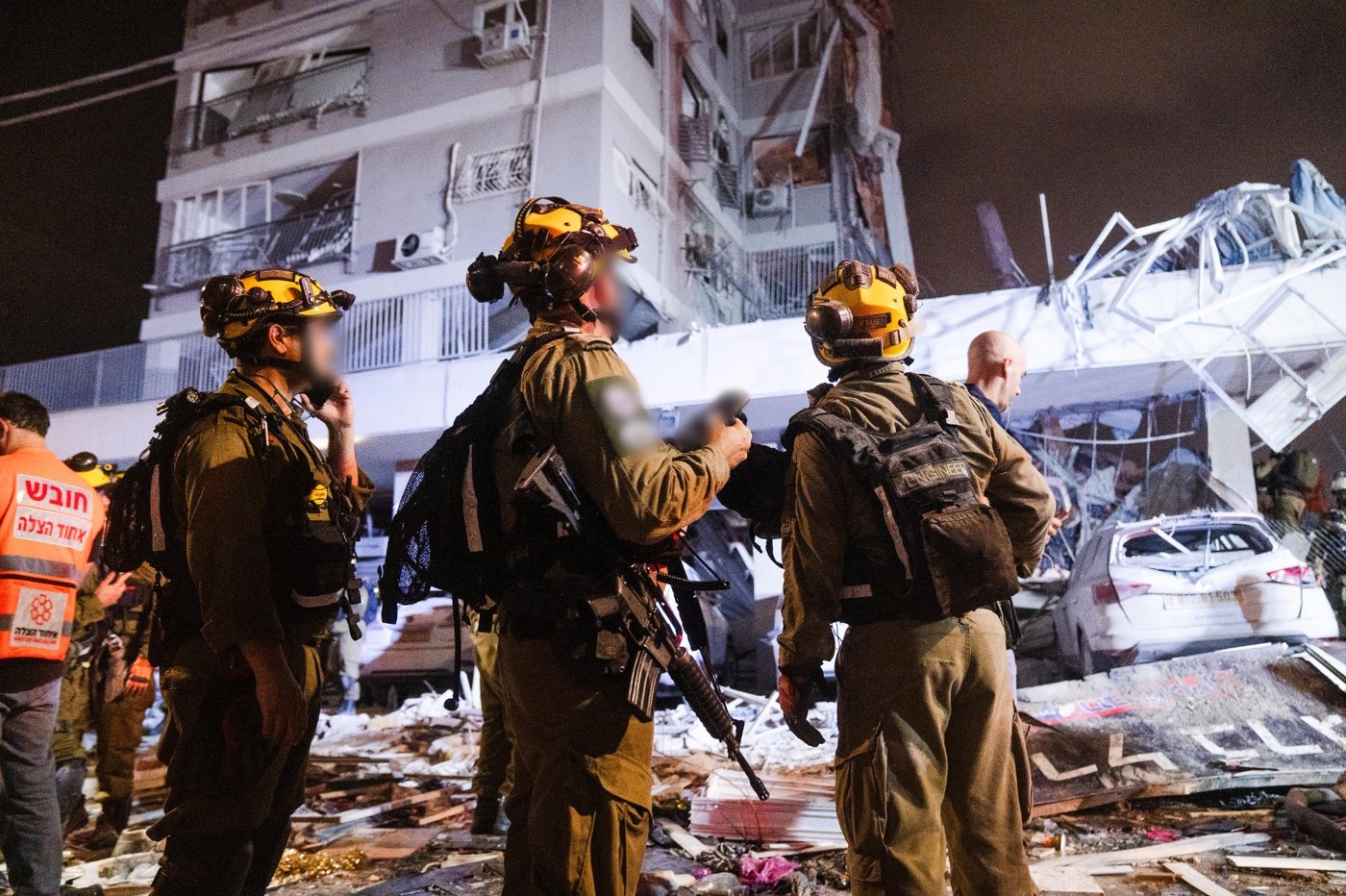 כוחות פיקוד העורף בזירת הנפילה בבת ים