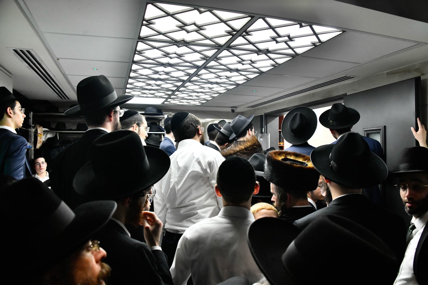 הגאון רבי ישראל בונים שרייבר בשיחה בבית השם