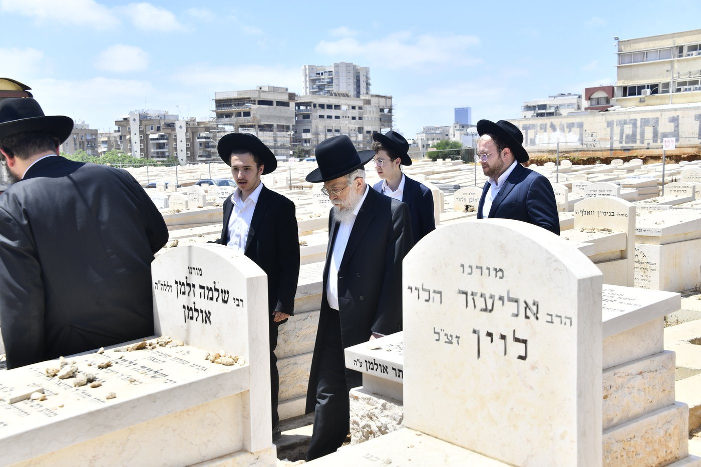 הגאון רבי בנימין אלישיב בתפילה בבית העלמין בב"ב