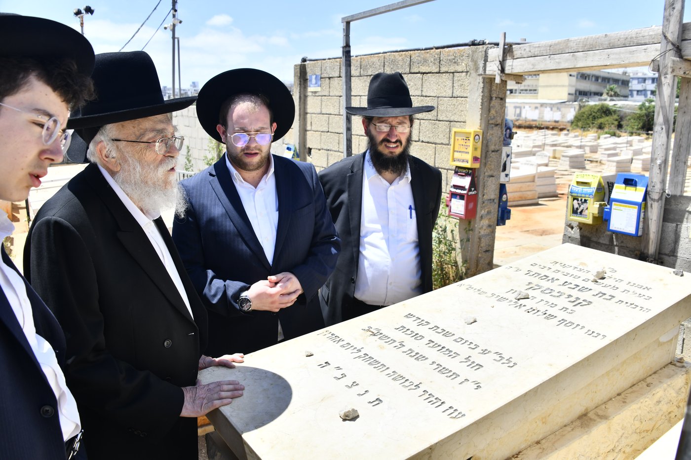 הגאון רבי בנימין אלישיב בתפילה בבית העלמין בב"ב