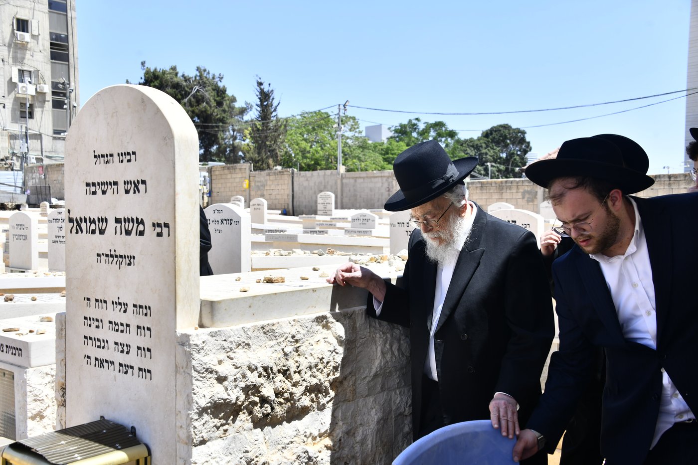 הגאון רבי בנימין אלישיב בתפילה בבית העלמין בב"ב