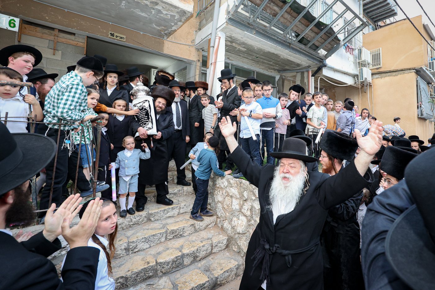 הכנסת ס"ת לישיבת אלכסנדר