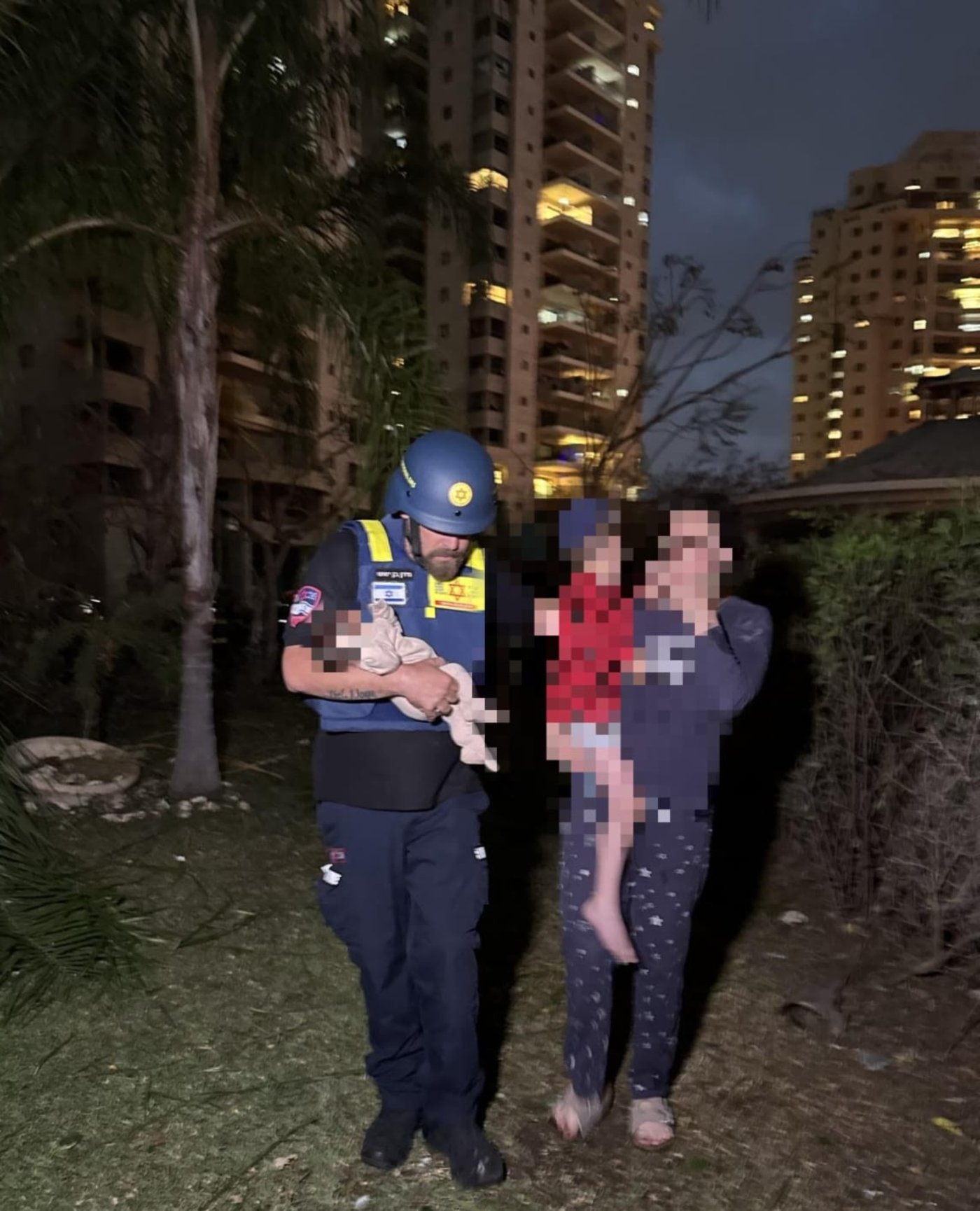 פעוטות מחולצים עם אמותיהם