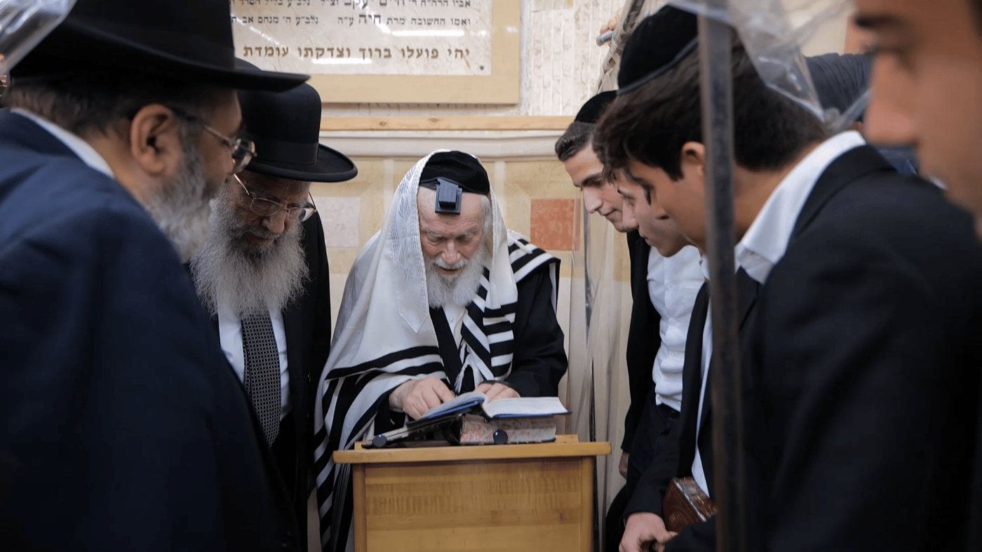 הגר"י זילברשטיין עם תלמידי הישיבה