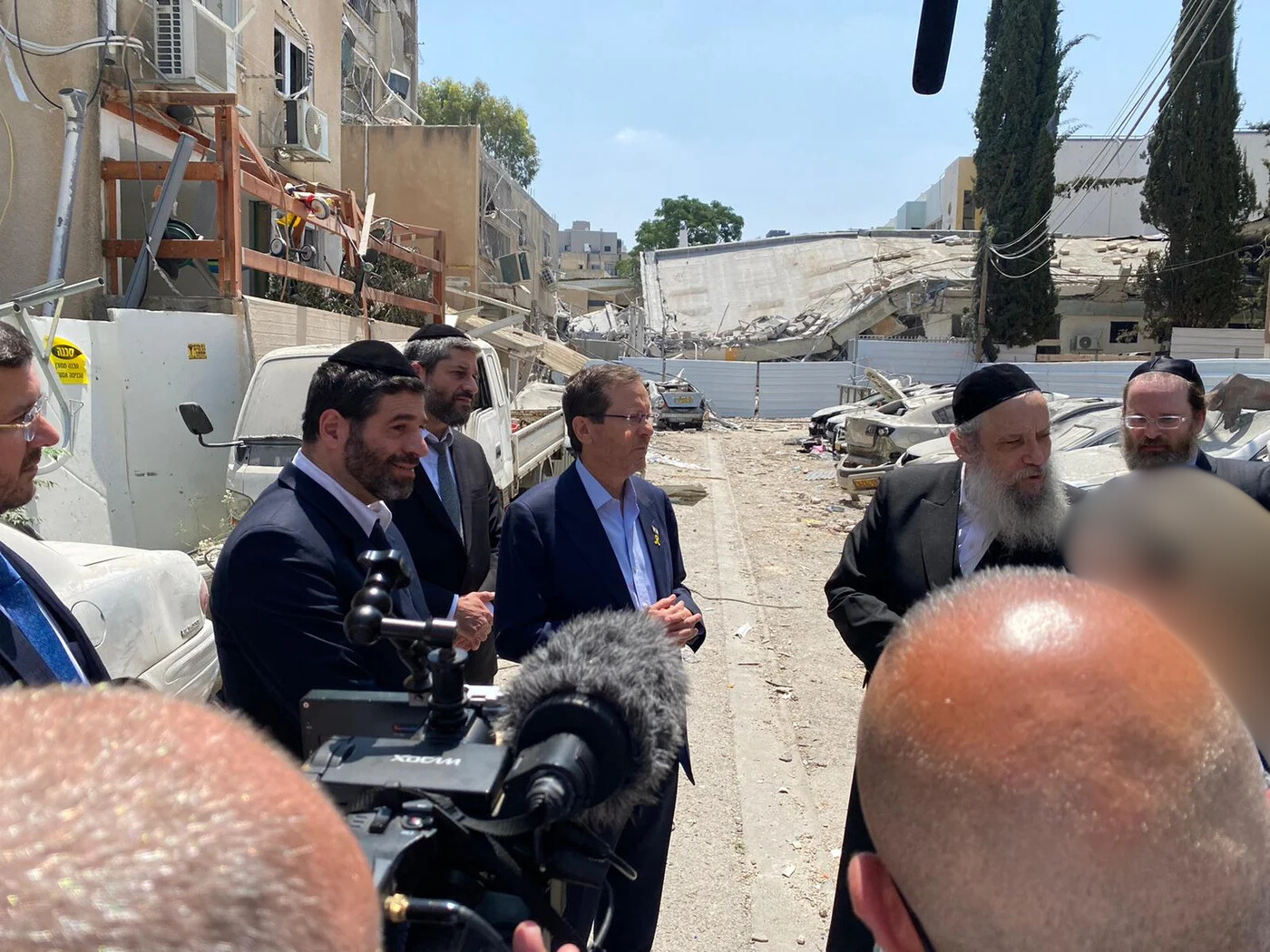 הנשיא יצחק הרצוג בזירת הנפילה בבני ברק