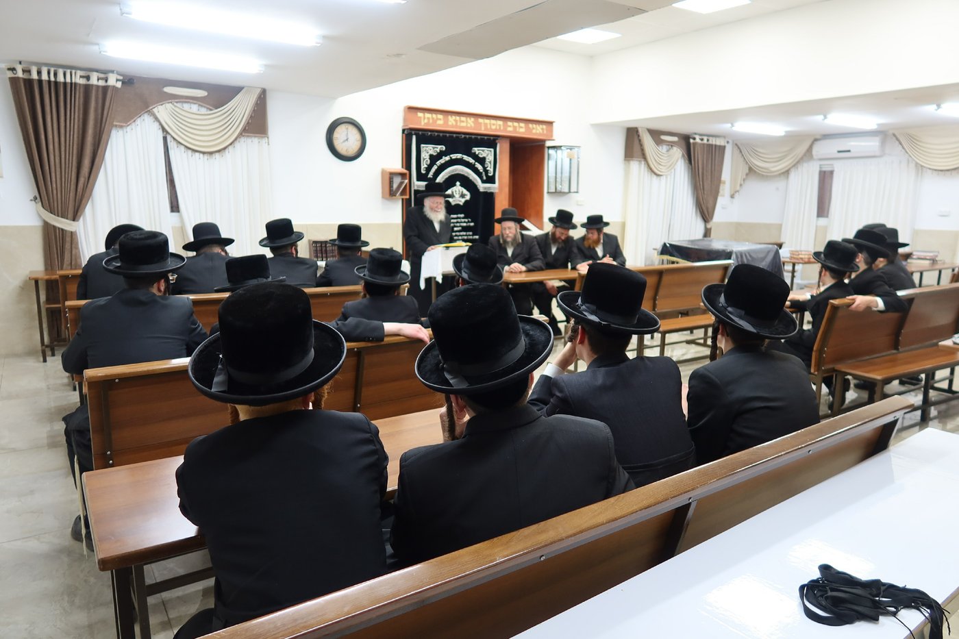 בחורי זוויעהיל בבחינה אצל הגאון רבי חיים וייס