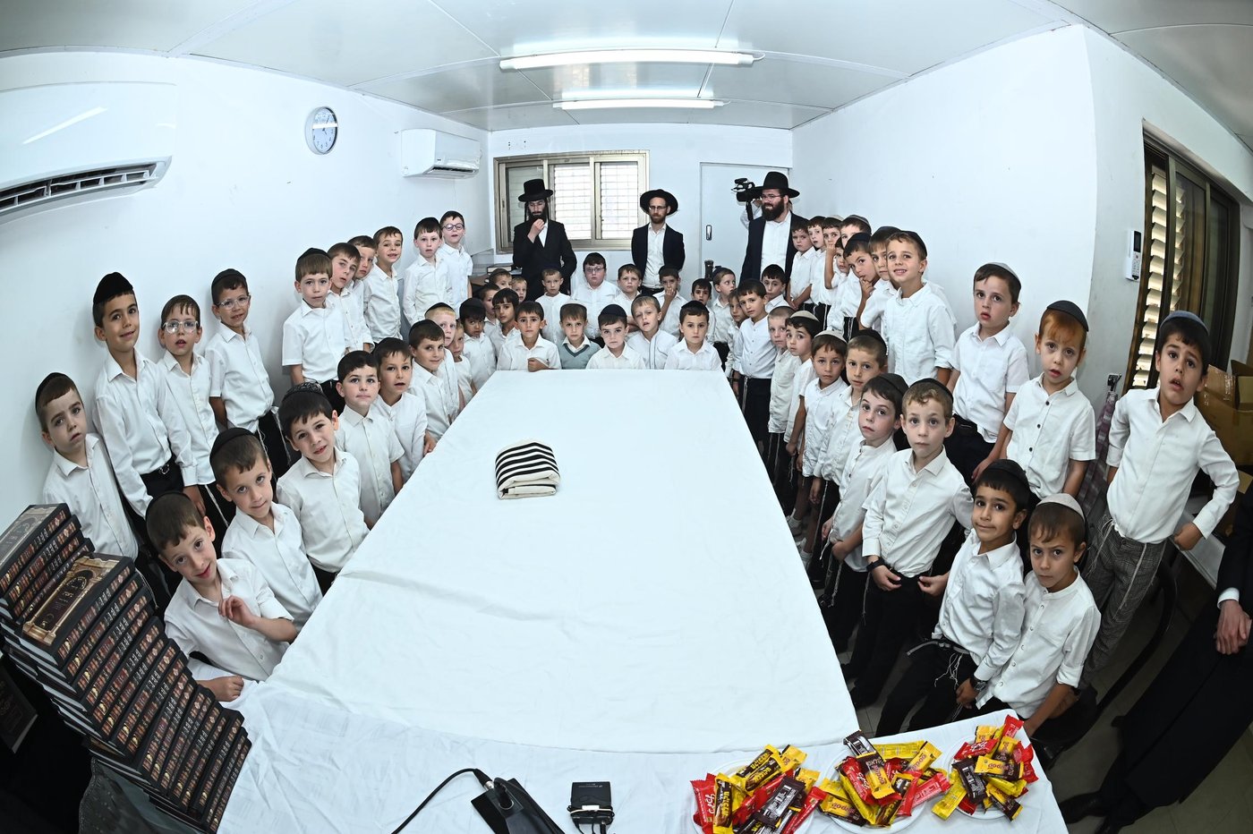 מסיבת חומש לילדי 'תורה ודעת' במעונו של הגר"ד לנדו 