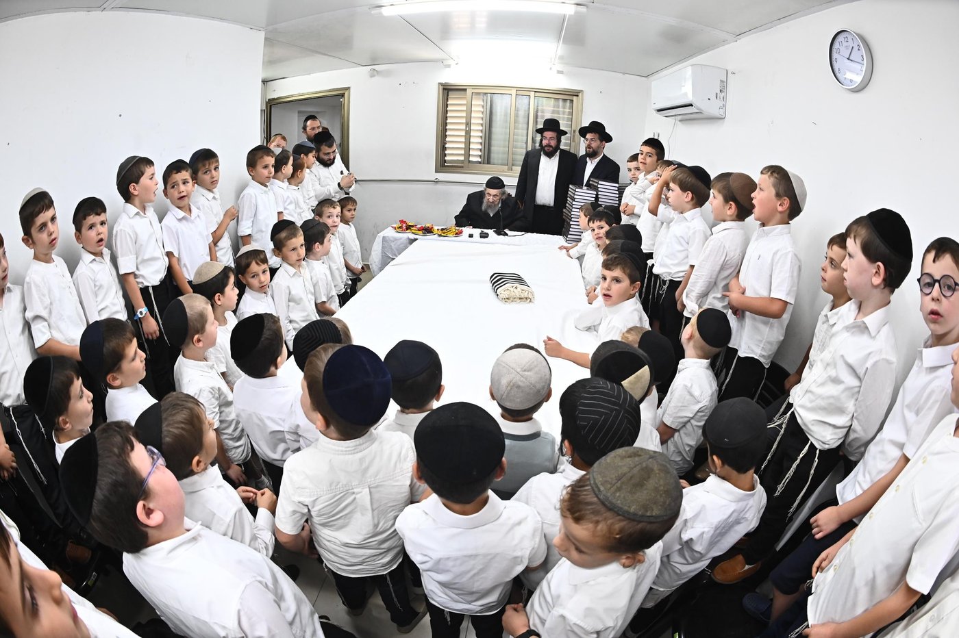 מסיבת חומש לילדי 'תורה ודעת' במעונו של הגר"ד לנדו 