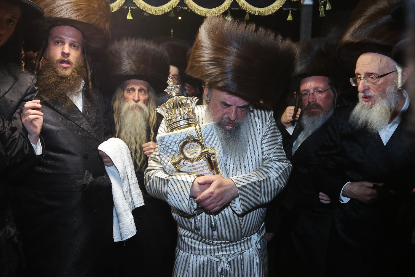 הכנסת ספר תורה ע"י האדמו"ר מלעלוב