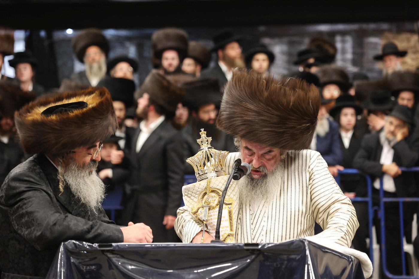 הכנסת ספר תורה ע"י האדמו"ר מלעלוב