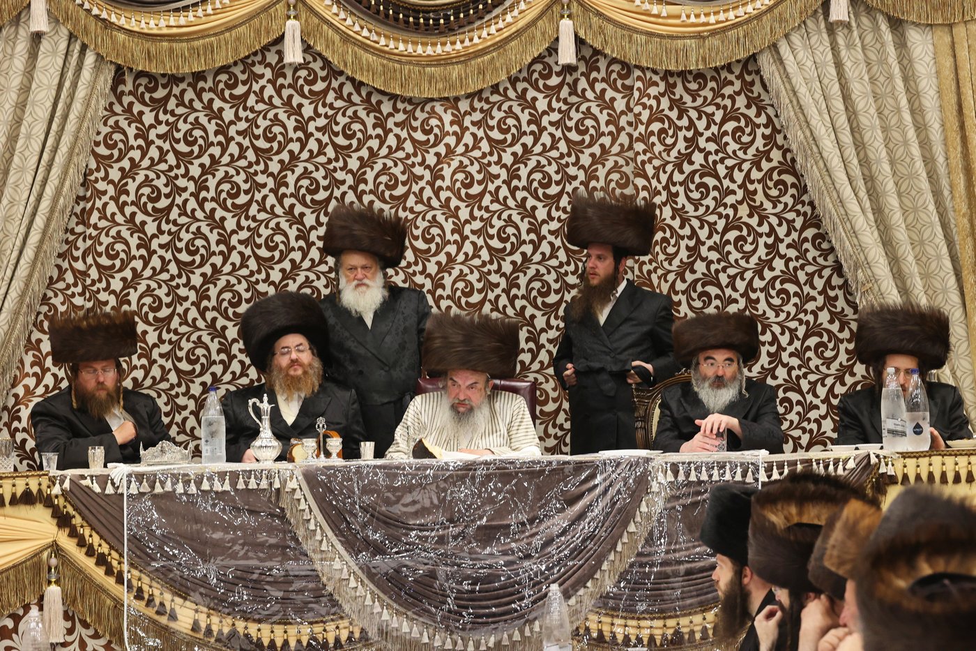 הכנסת ספר תורה ע"י האדמו"ר מלעלוב