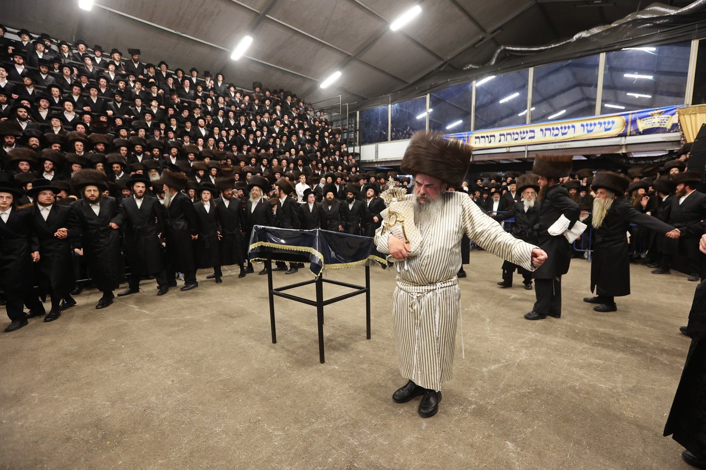 הכנסת ספר תורה ע"י האדמו"ר מלעלוב