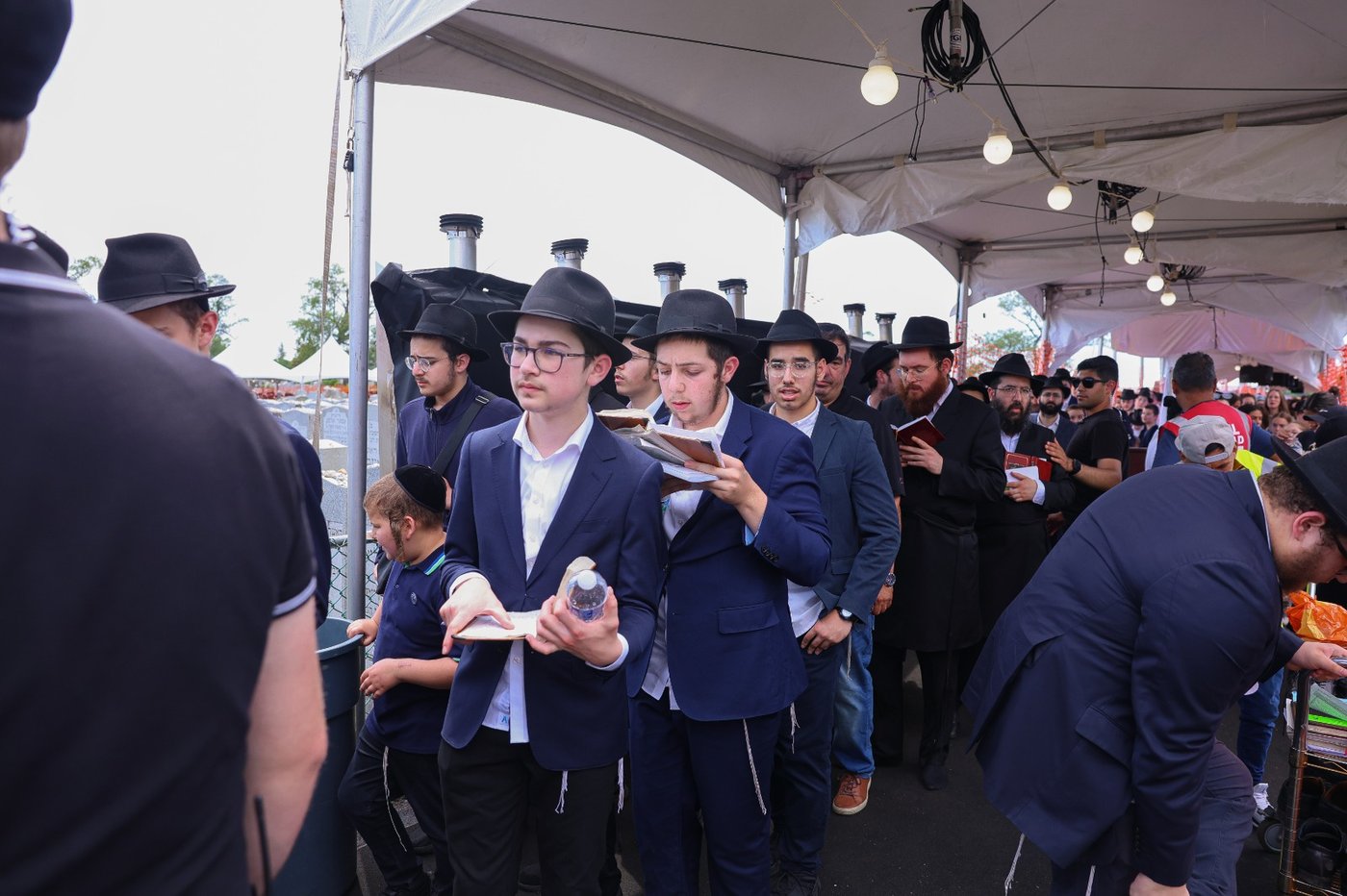 חום לוהט, המתנה של שעות: מכל העולם עמדו בתור לציון הרבי מליובאוויטש