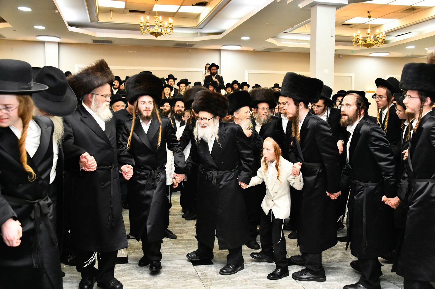 האדמו"ר מאמשינוב בחתונה בבני ברק