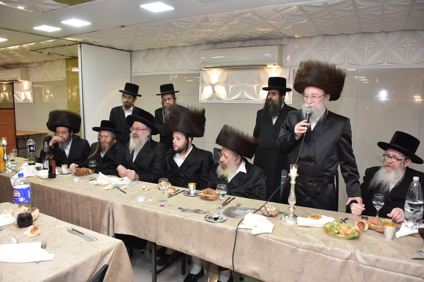 שמחת השבע ברכות לבן גאב"ד זוועהיל, ונכד הגה"צ רבי חיים צבי שפירא