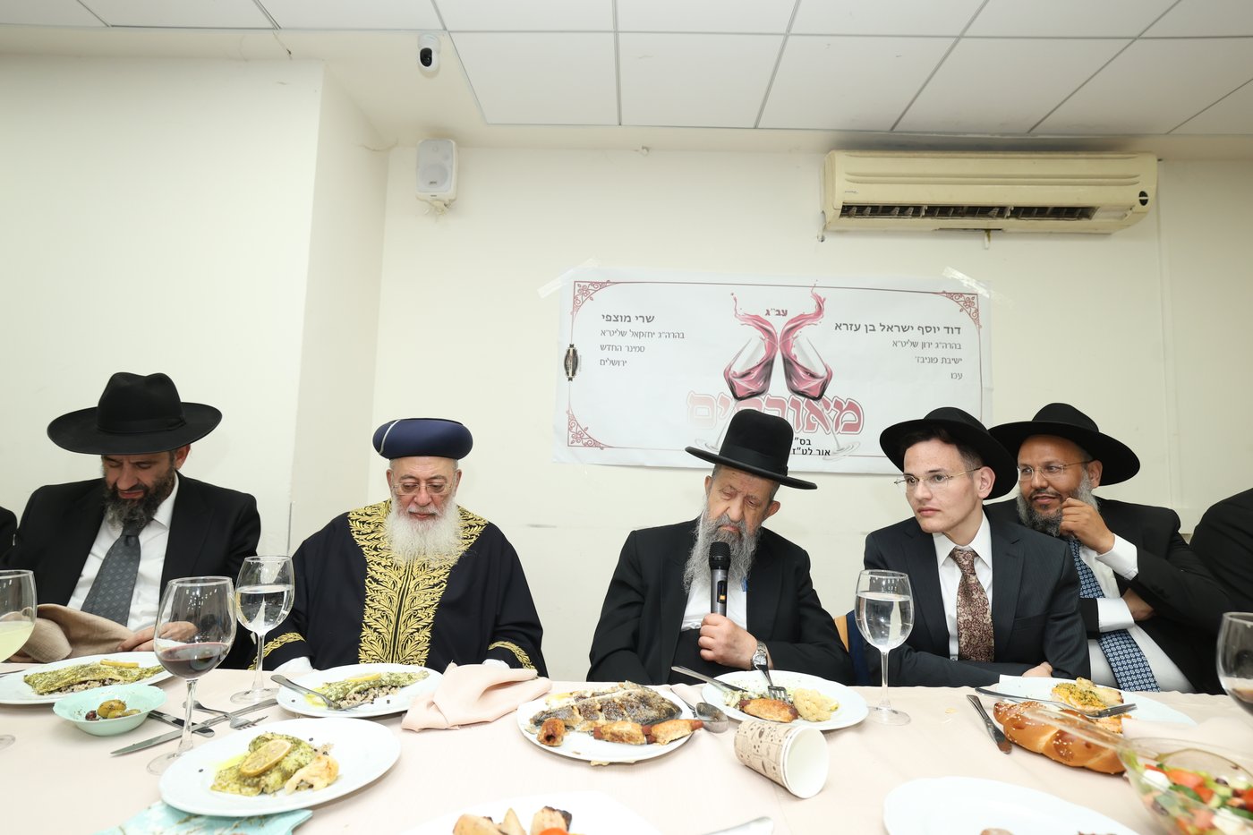 שמחת האירוסין לנכדם המשותף של הראשל"צ הגרש"מ עמאר והגאון ר' בן ציון מוצפי 