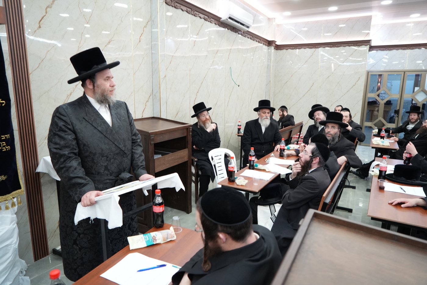 הגה"צ רבי יעקב מרדכי הגר בביקור בכולל ויז'ניץ באלעד