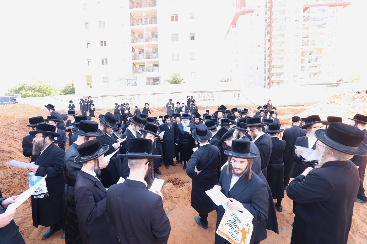 האדמו"ר מויז'ניץ בית שמש בעצרת מחאה ביהוד