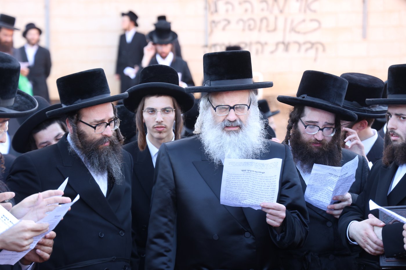 האדמו"ר מויז'ניץ בית שמש בעצרת מחאה ביהוד