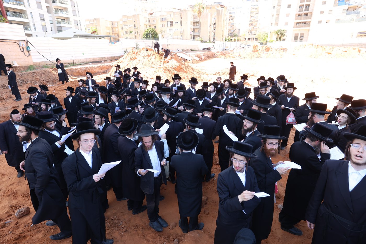 האדמו"ר מויז'ניץ בית שמש בעצרת מחאה ביהוד