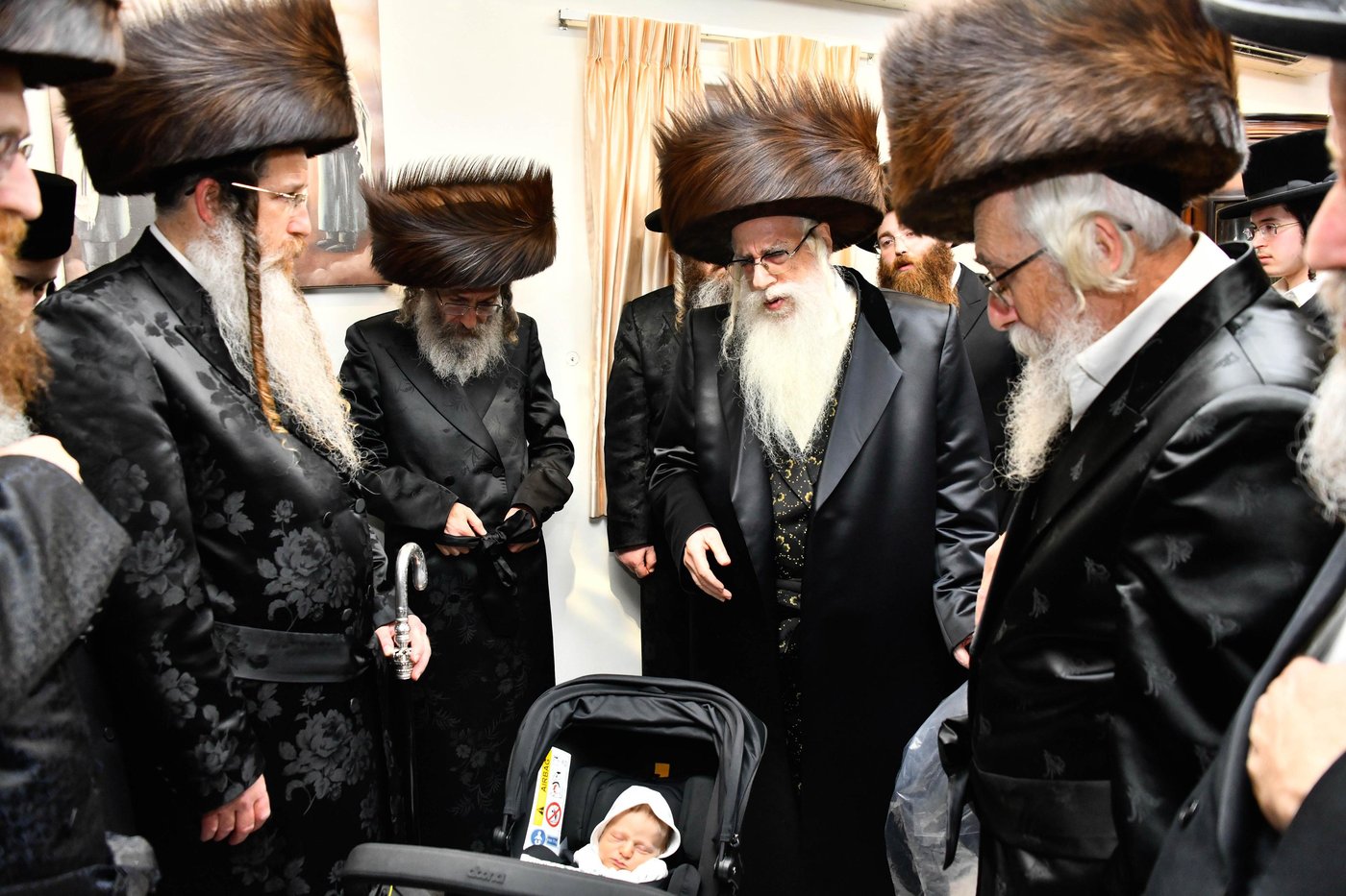 הרבי מצאנז בשמחת הוואכט נאכט לנכד הרה"צ רבי אלימלך בידרמן