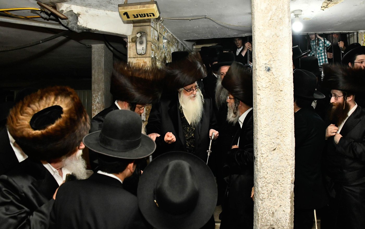 הרבי מצאנז בשמחת הוואכט נאכט לנכד הרה"צ רבי אלימלך בידרמן