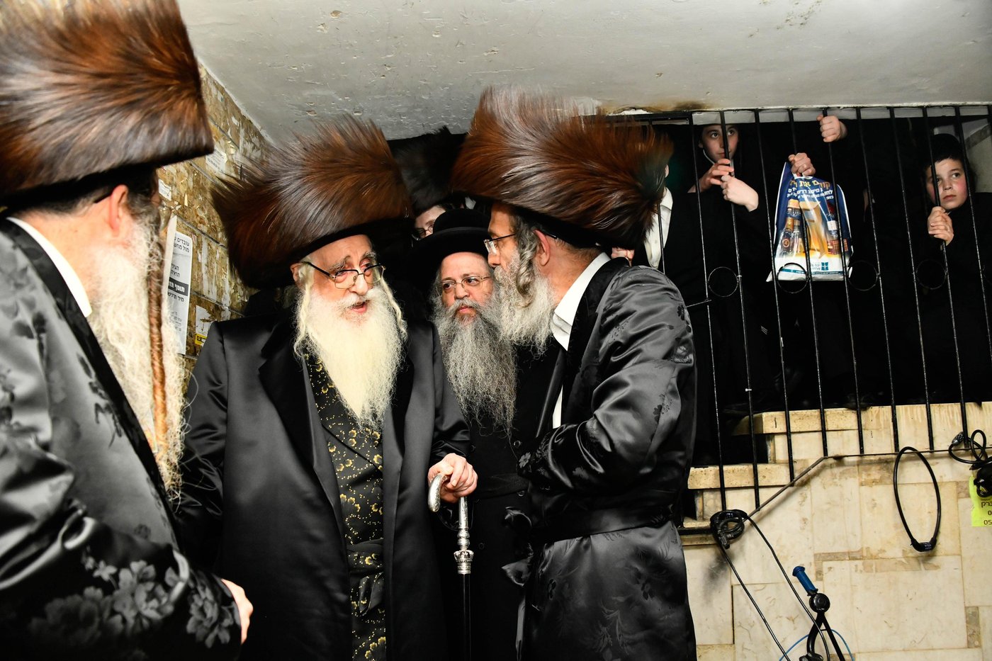 הרבי מצאנז בשמחת הוואכט נאכט לנכד הרה"צ רבי אלימלך בידרמן