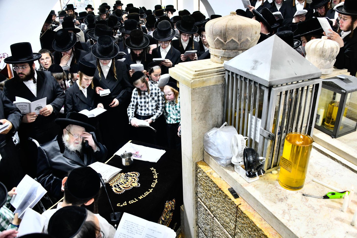 האדמו"ר מקרעטשניף בעליה לציון אביו האדמו"ר זצ"ל