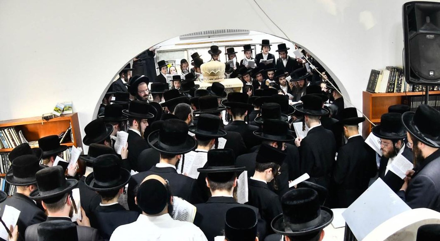 האדמו"ר מקרעטשניף בעליה לציון אביו האדמו"ר זצ"ל