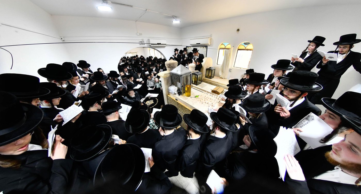 האדמו"ר מקרעטשניף בעליה לציון אביו האדמו"ר זצ"ל