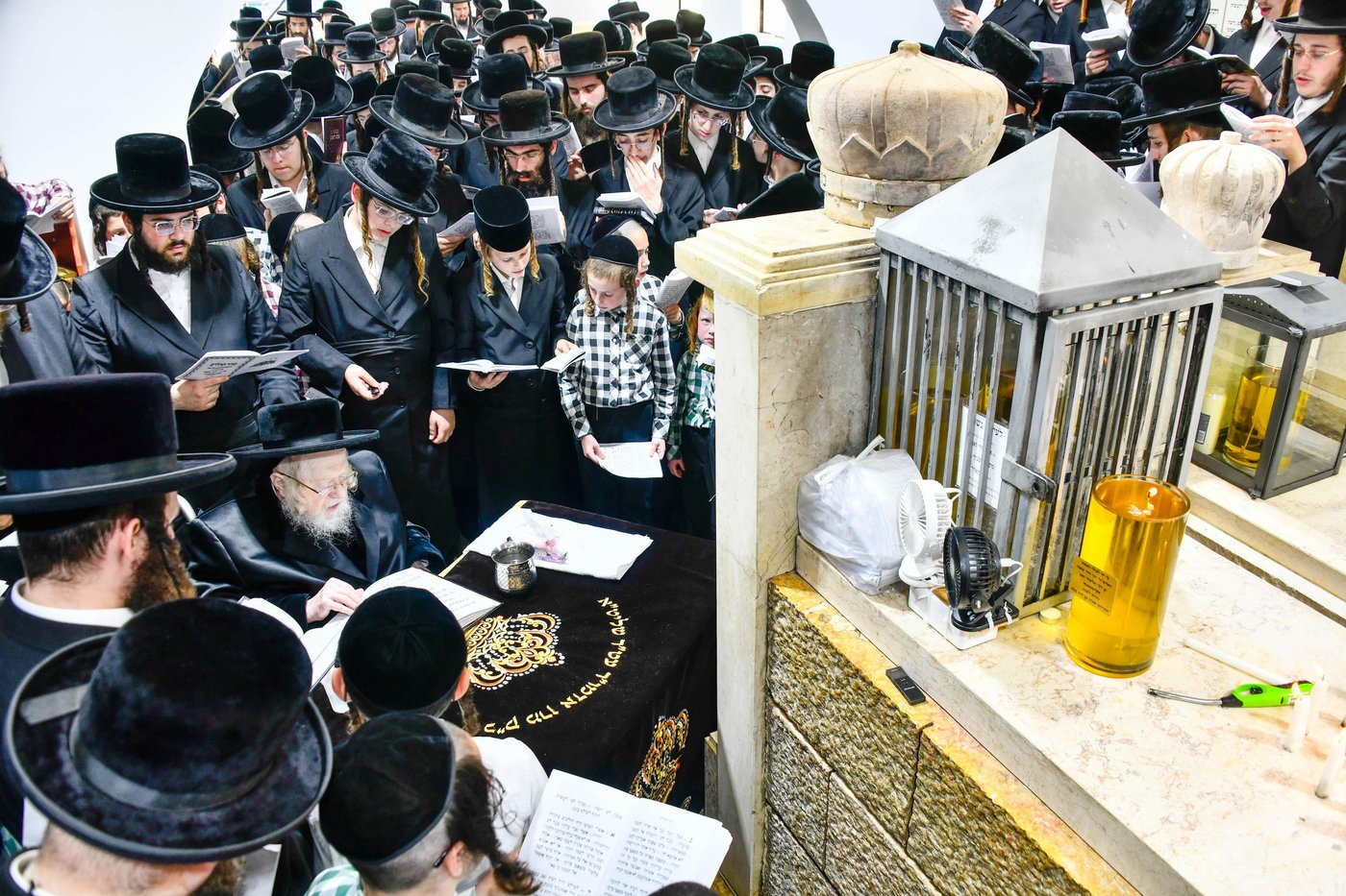 האדמו"ר מקרעטשניף בעליה לציון אביו האדמו"ר זצ"ל